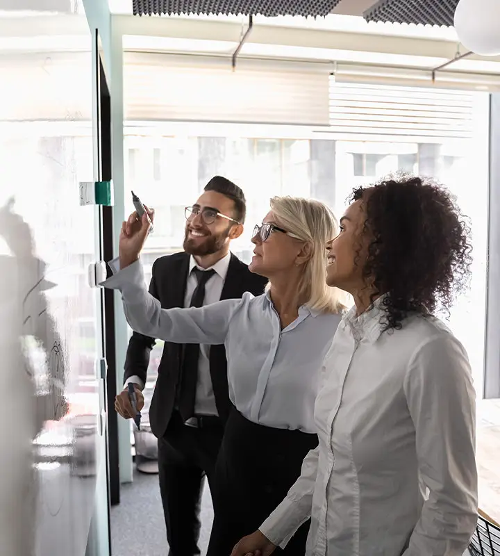 Mitarbeiter stehen vor dem Whiteboard