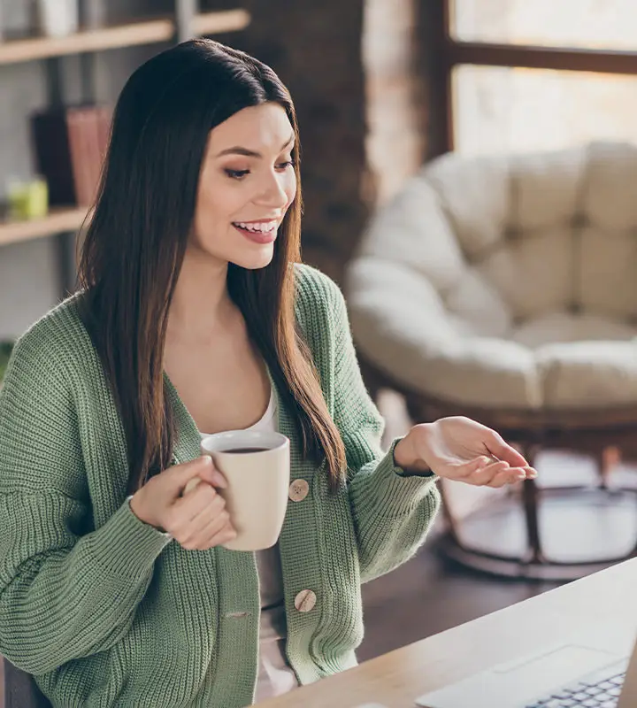 Mitarbeiterin mit Kaffee in der Hand