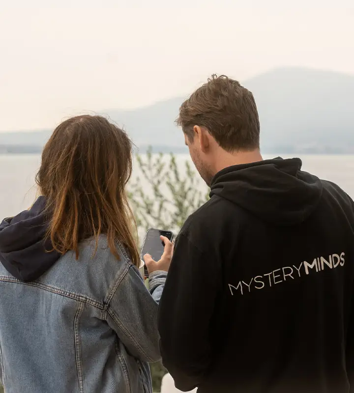 Mystery Minds Mitarbeiter im Austausch am Smartphone